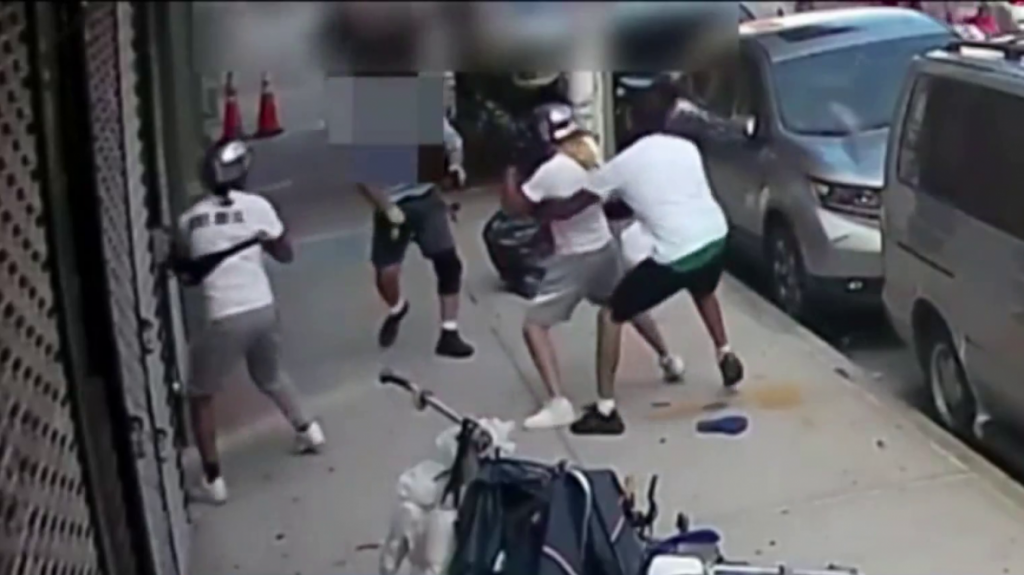  Video del momento en que hombres le dan una paliza a un cartero 