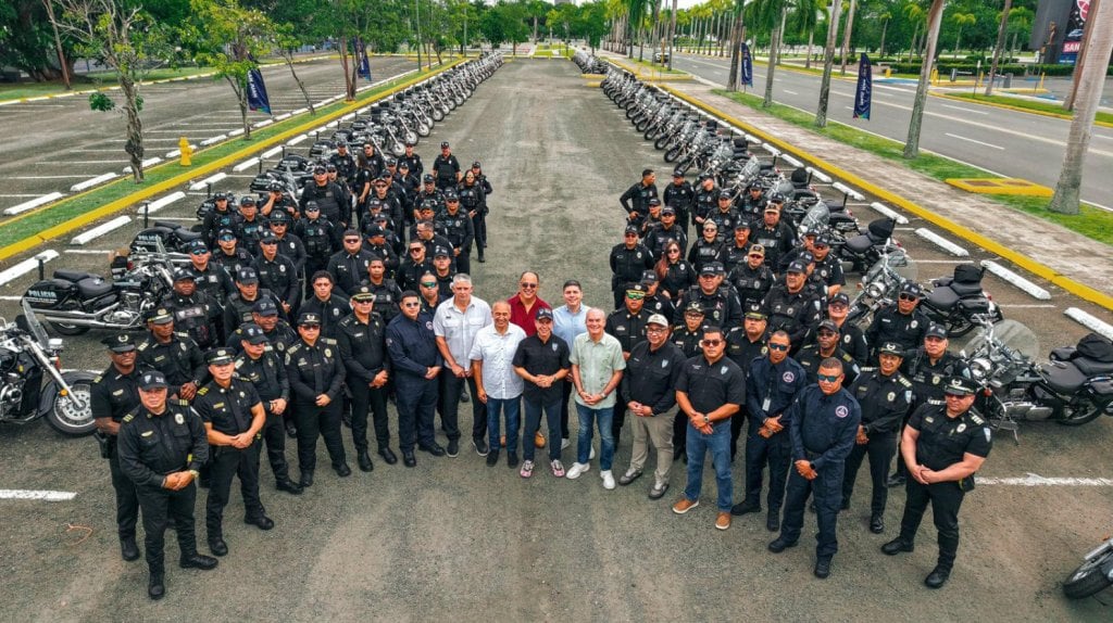  Miguel Romero entrega 75 nuevas motoras a los policías municipales en San Juan 