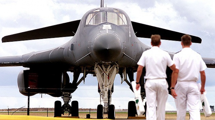 Hallan piezas chinas en aviones de combate B-1 y F-16 de EE.UU.
