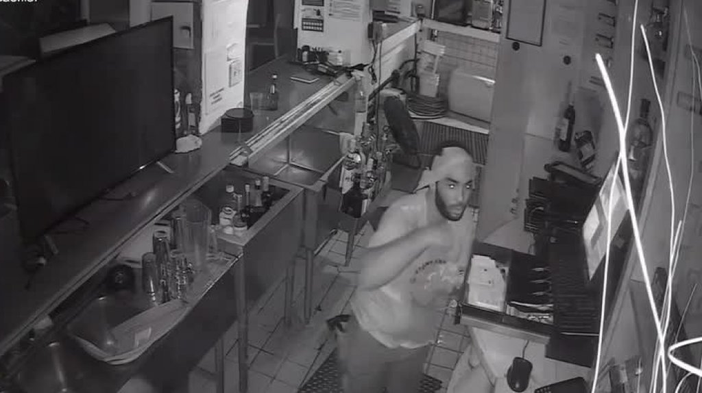  Video: Qued&oacute; grabado robando en negocio de San Juan durante el &ldquo;Toque de Queda&rdquo; 
