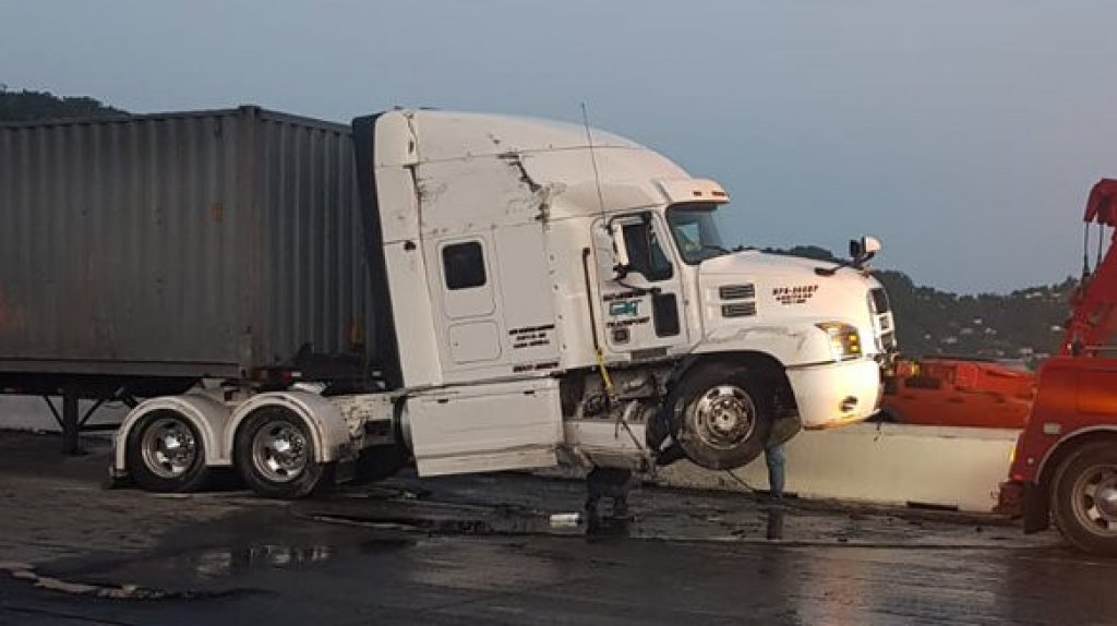  Cierran tres carriles del expreso 52 de Caguas a San Juan por cami&oacute;n volcado 