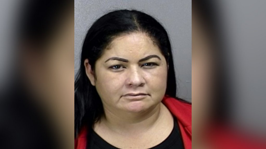  Mujer escupe y trata de morder a agente de la policía mientras ere ingresada por cometer otro delito 