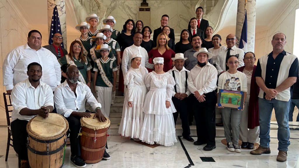  Senadora Ada Garc&iacute;a y estudiantes piden al gobernador que convierta en ley medida para el desarrollo integral de las Bellas Artes 