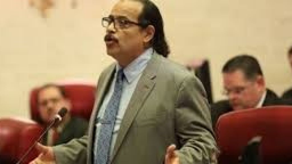  Vargas Vidot radica medida por petici&oacute;n para paralizar cierre de escuelas 