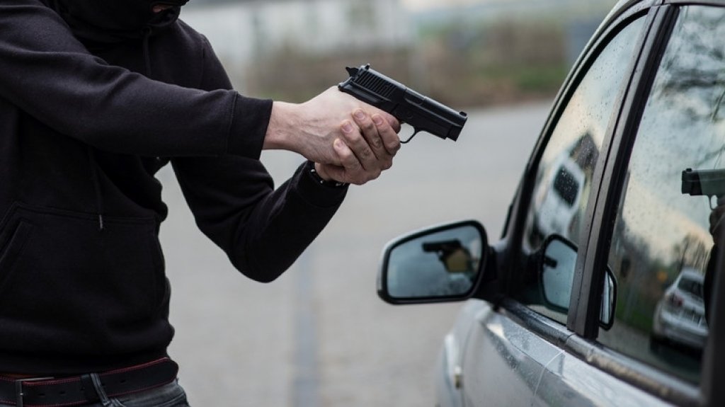  A punta de pistola le roban el auto a un conductor en garaje de R&iacute;o Piedras 