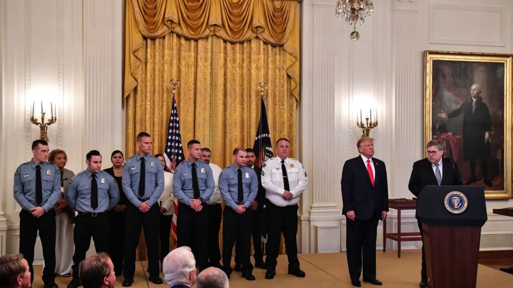  Trump rinde homenaje a latinos que salvaron vidas en el tiroteo de El Paso 