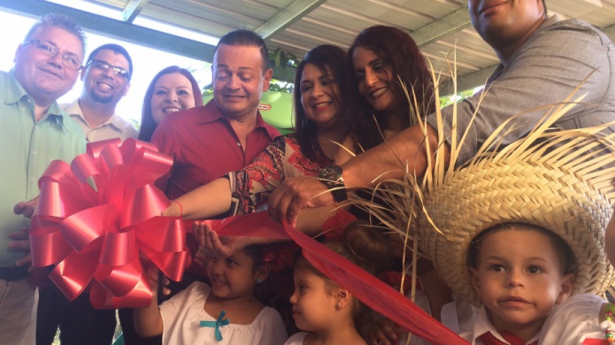 NiÃ±os celebran la Navidad en escuela que estuvo a punto de cerrar.