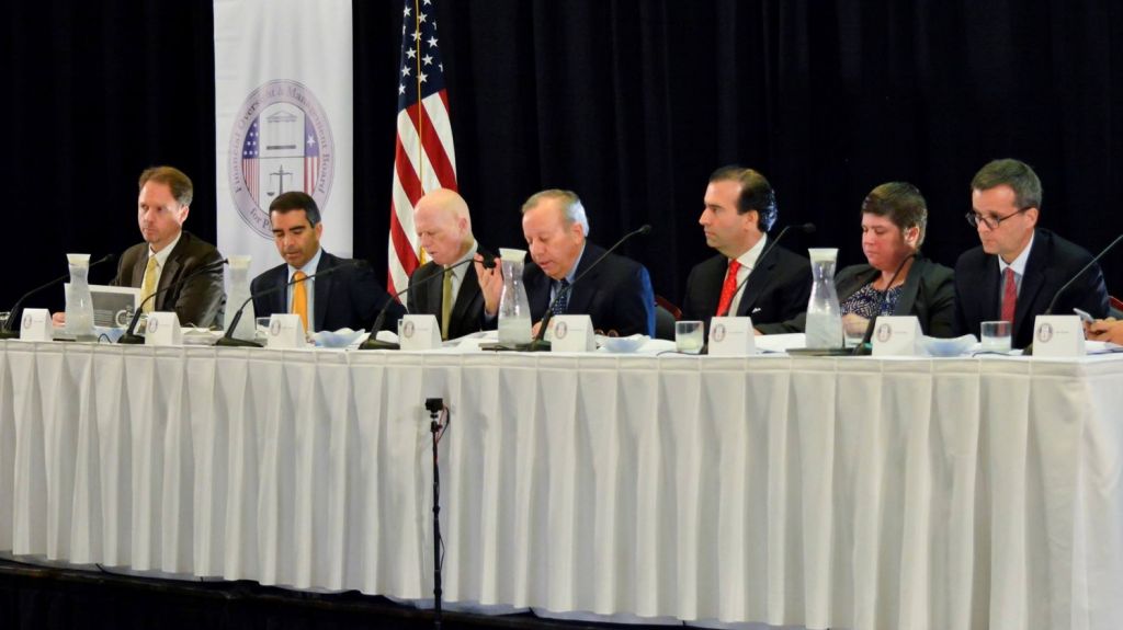  La Junta enmienda pol&iacute;tica de revisi&oacute;n de contratos del gobierno 