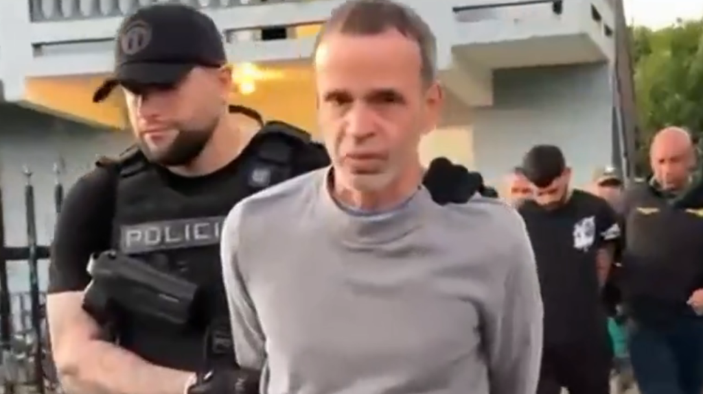  Video del momento en que arrestan 5 personas durante allanamiento en Caguas 