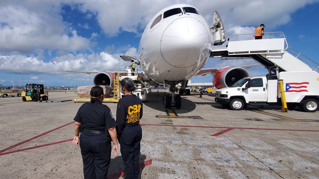  Agentes de Aduanas inspeccionan el Primer Vuelo &ldquo;Fantasma&rdquo; que llega a San Juan 