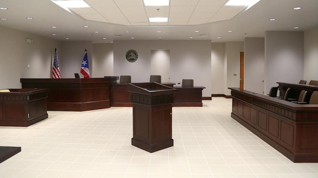  Mujer de Aguada, le &ldquo;cae encima&rdquo; a 5 alguaciles durante la vista preliminar de su hijo 