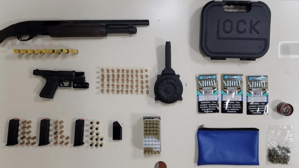  Arrestan a dos hombres y una mujer por Ley de Armas y Sustancias Controladas en medio de Orden de Allanamiento en Villalba 