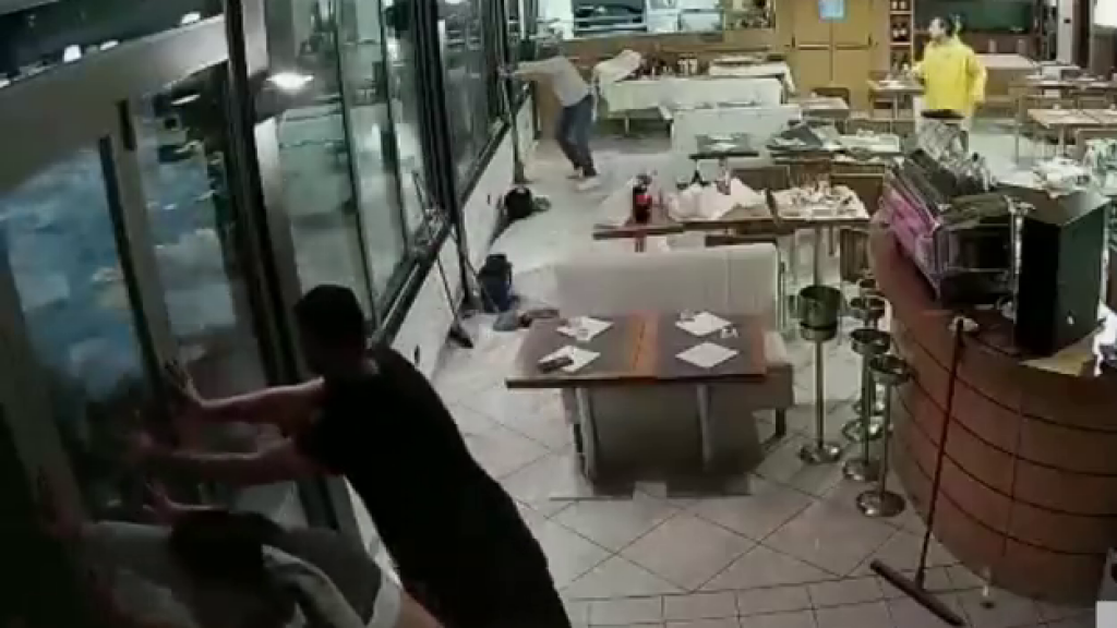  VIDEO: Ola gigante rompe cristales y puertas provocando caos en un restaurante italiano 
