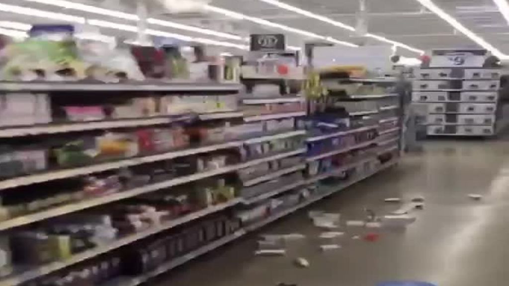  Video: Momentos en que desalojan clientes de Walmart luego del temblor 