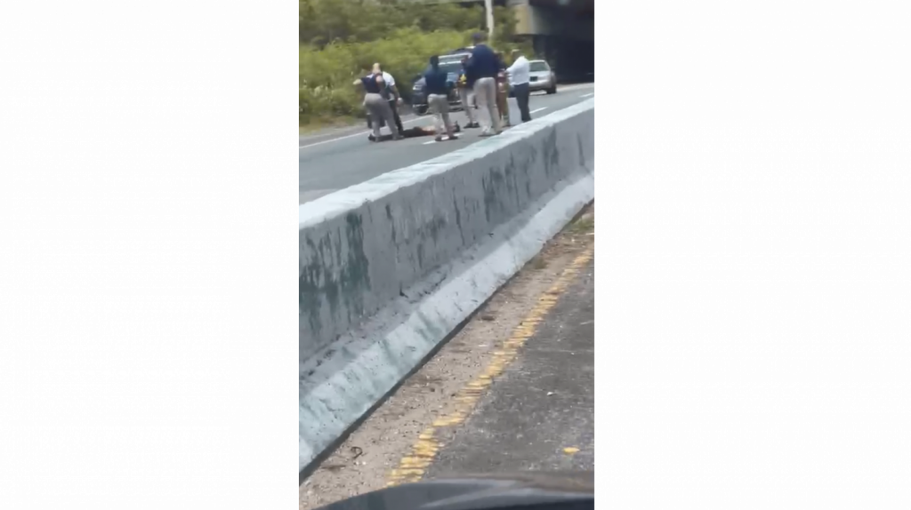  Video de la escena donde hombre muri&oacute; acribillado a tiros en medio de la numero 2 en Vega Baja 