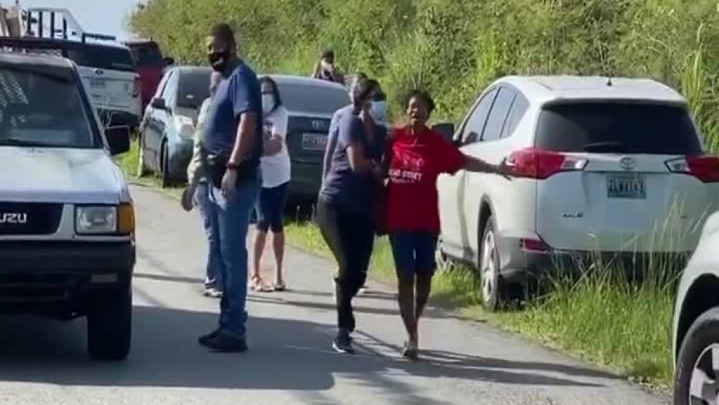  Video: Momento en que llegan familiares de Guardia Penal que se quit&oacute; la vida en Maunabo 