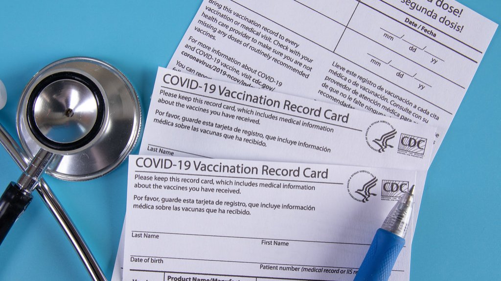  Advierten de las consecuencias de comprar tarjetas de vacunaci&oacute;n contra el Covid-19 y resultados negativos falsos 