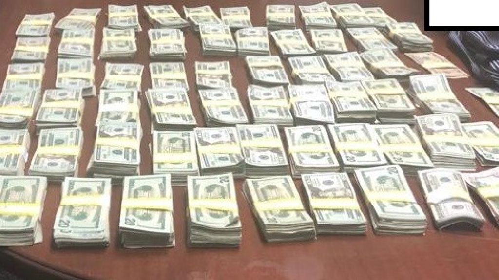  Arrestan 2 hombres y un menor, que se &ldquo;tumbaron&rdquo; 160 mil d&oacute;lares del ba&uacute;l de un carro en Vieques 
