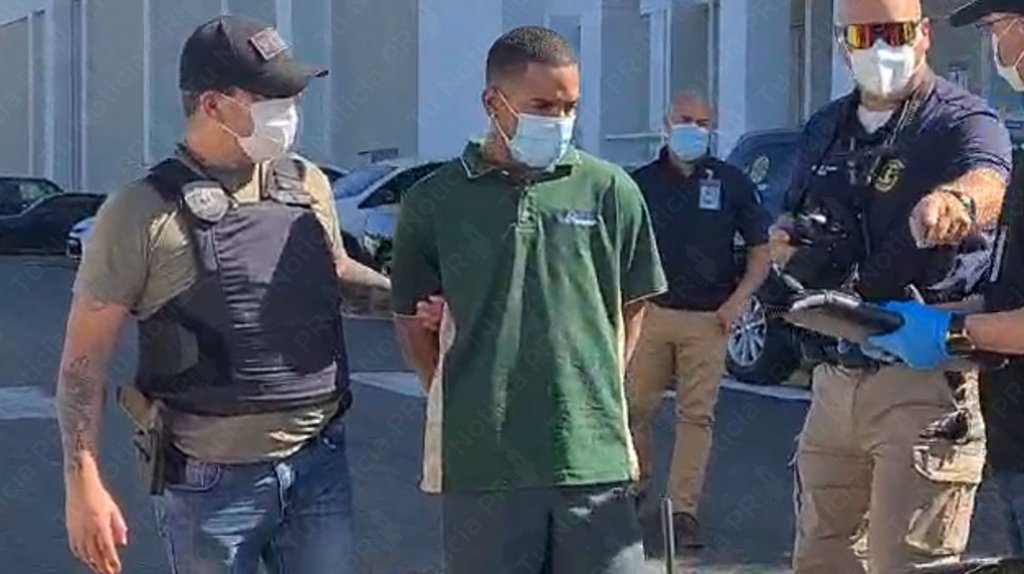  Video: Momento en que arrestan en Guaynabo a un hombre con un carro robado y una pistola 