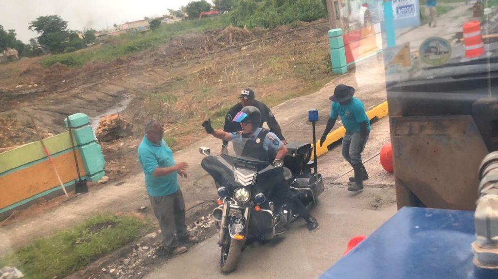  Video: Sargento de la polic&iacute;a estatal queda encallado con su motora al intentar pasar por carretera reci&eacute;n reparada 