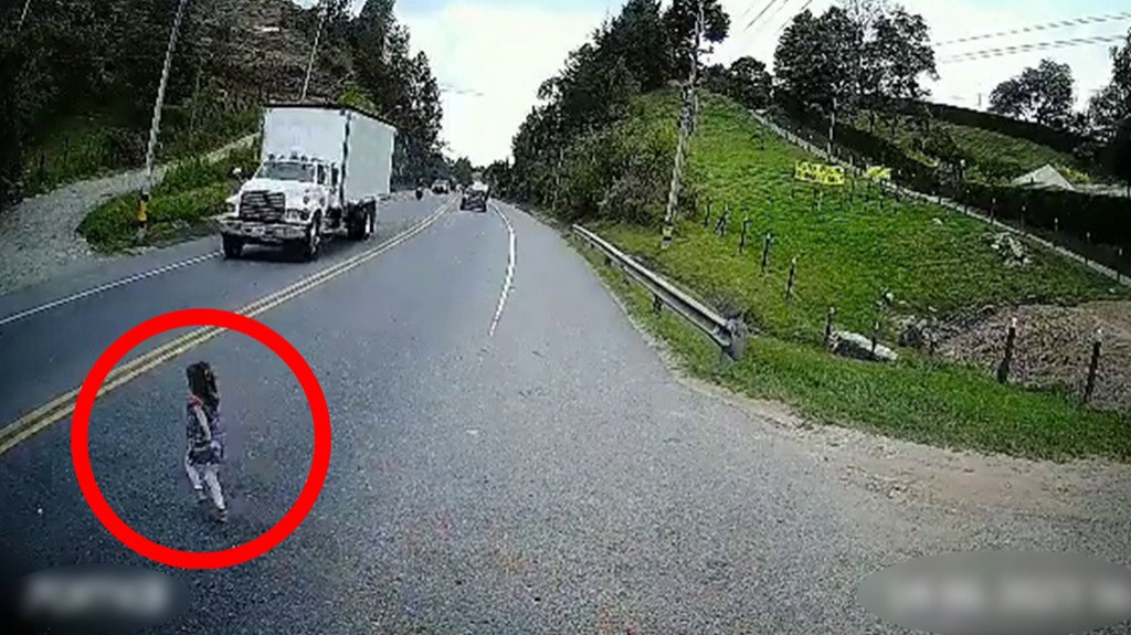  VIDEO: Una niña se salva “de milagro” de ser atropellada por un camión 