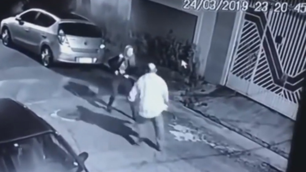  VIDEO: Una polic&iacute;a militar brasile&ntilde;a mata a un criminal que trataba de robarle 