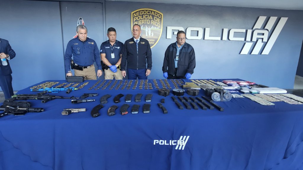  Video: Persecuci&oacute;n por aire y tierra termina con arresto de sujetos que transportaban una carga de armas, municiones, cargadores y drogas 