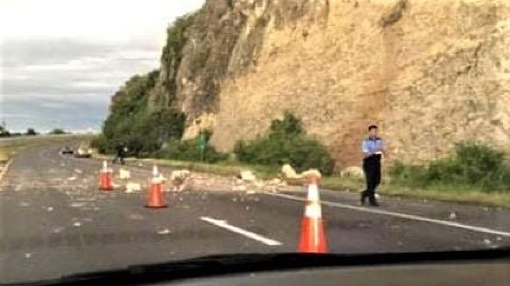  Reportan derrumbe en carretera de Ponce a Pe&ntilde;uelas 