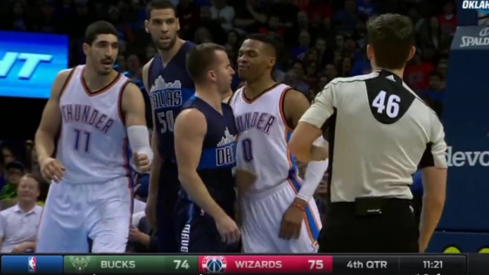 Video: Barea le mete las manos a Westbrook 