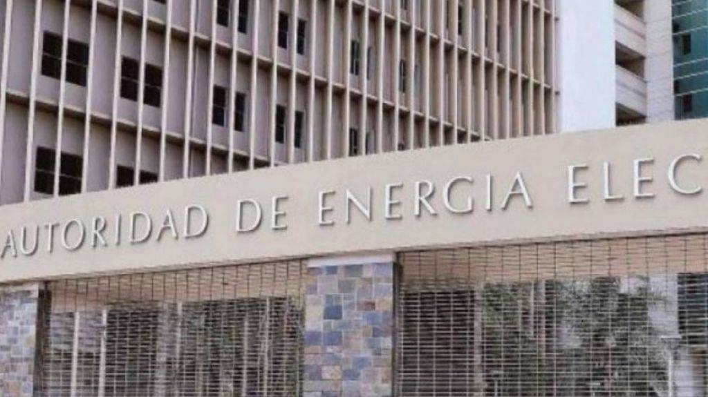  Tirotean edificio de la AEE en Santurce 