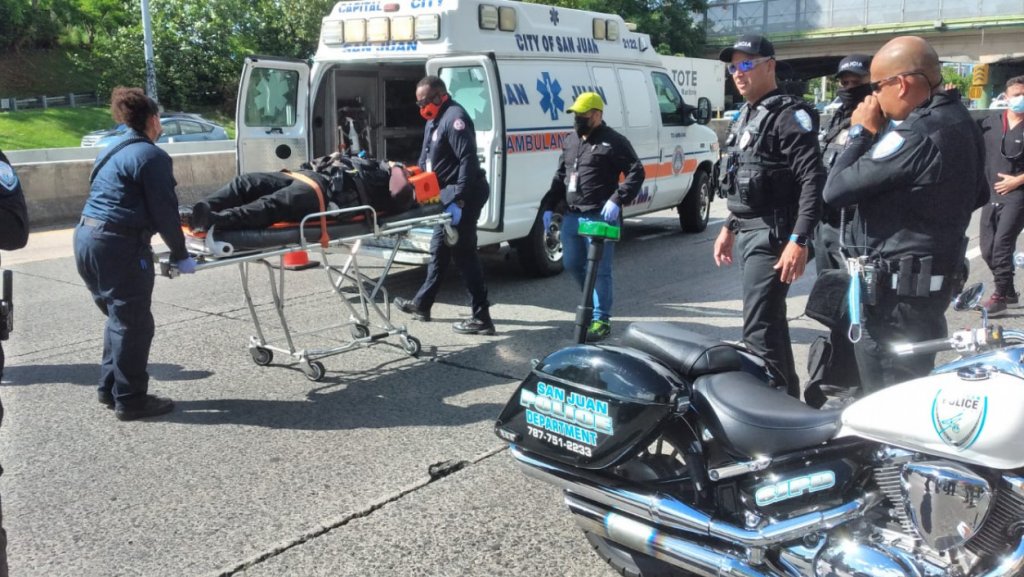  Fotos: Herido polic&iacute;a municipal de San Juan al accidentarse con su motora en expreso Las Am&eacute;ricas 