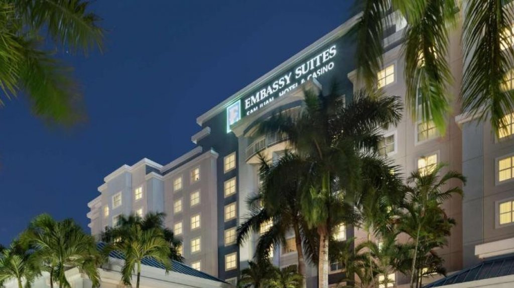  Le &ldquo;rompen la cara&rdquo; a un hombre en hotel de isla verde 