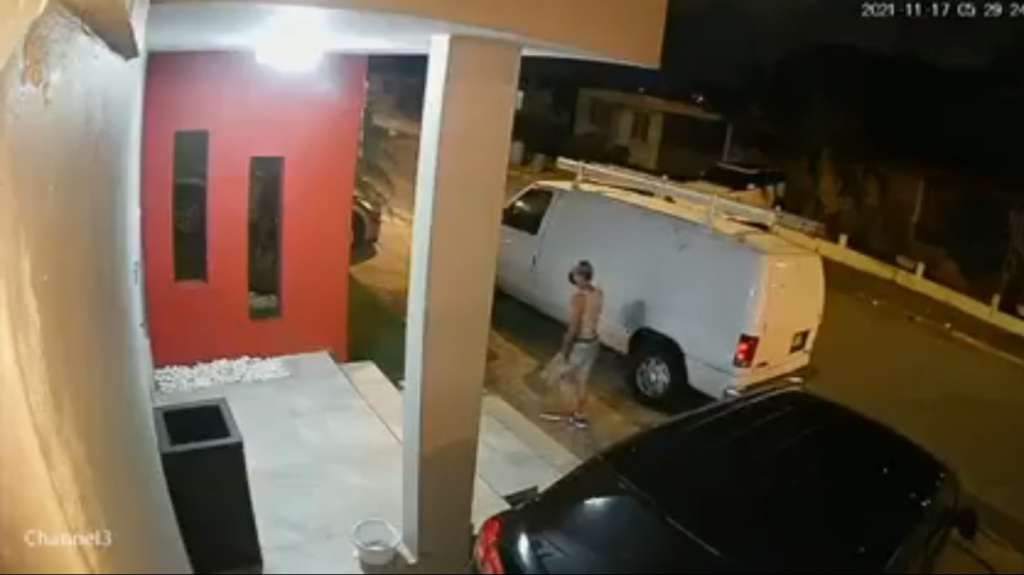  Video: &ldquo;Retrataoooo un doncito&rdquo; robando luces y hasta un tiesto en residencia de San Juan 