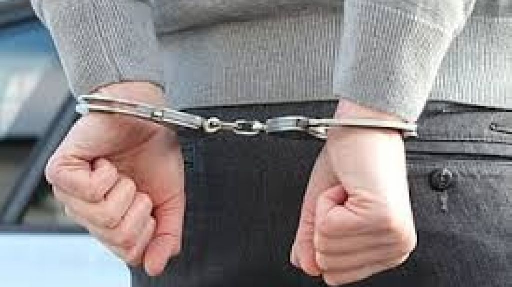  Arrestan joven que intentaba entrar a residencia de expareja armado 