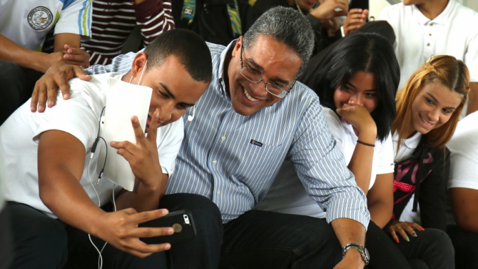 Senador entrega equipo deportivo a escuelas de Fajardo