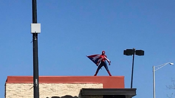 Video: El hombre araÃ±a ondea la bandera de Puerto Rico en centro comercial de Carolina 