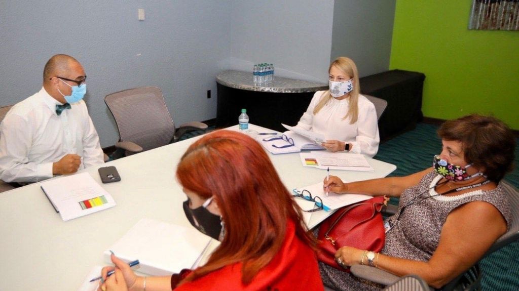  Gobernadora discute con el secretario de Educaci&oacute;n el inicio del semestre escolar &ldquo;ante la realidad del COVID-19&rdquo; 