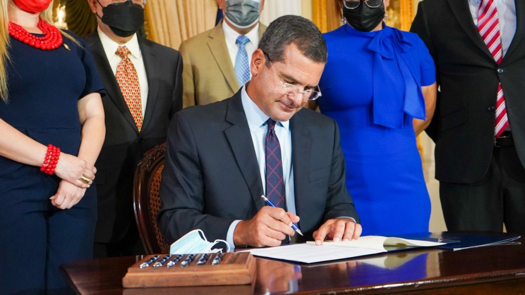  Gobernador firma Orden Ejecutiva para combatir la pobreza 