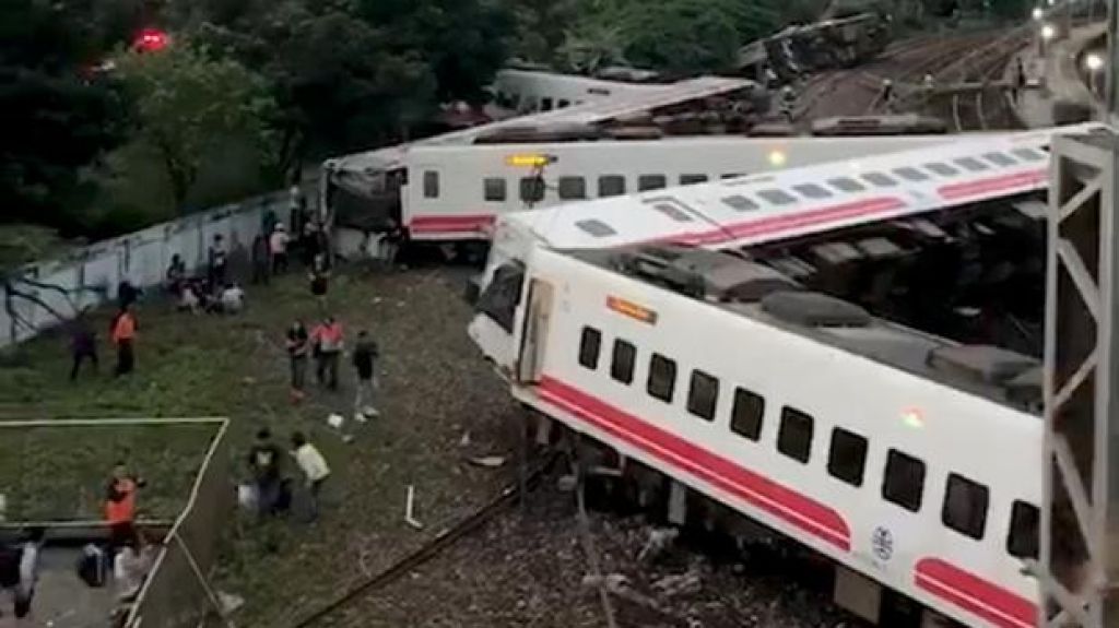  Video: Al menos 17 muertos y un centenar de heridos al descarrilar un tren en Taiw&aacute;n 