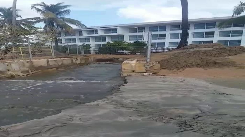  Video: Bañistas en playa de Dorado denuncian descarga de aguas negras mientras se bañaban 