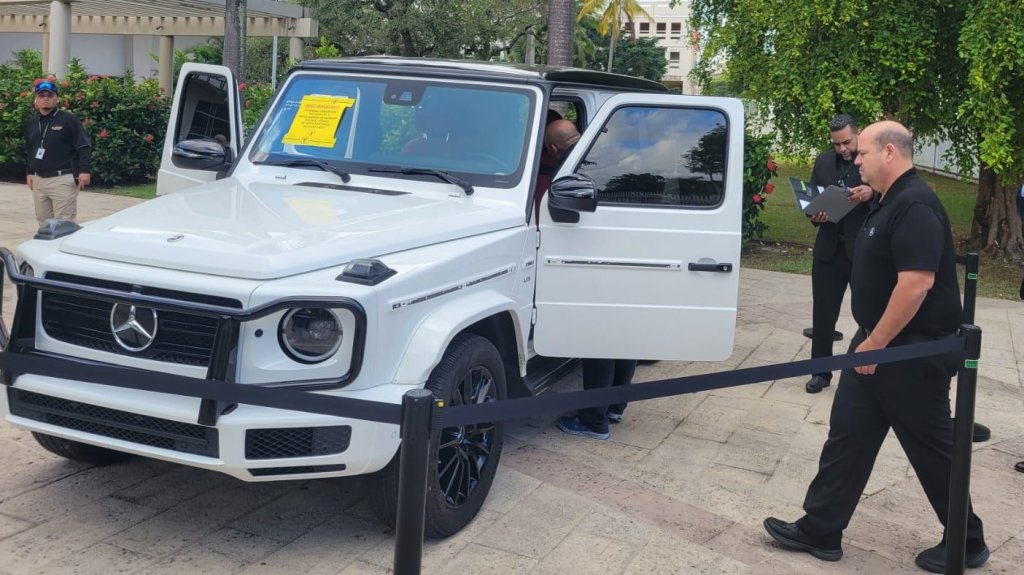  Hacienda completa subasta de vehículos embargados a empresario e influencer por más de $400,000 