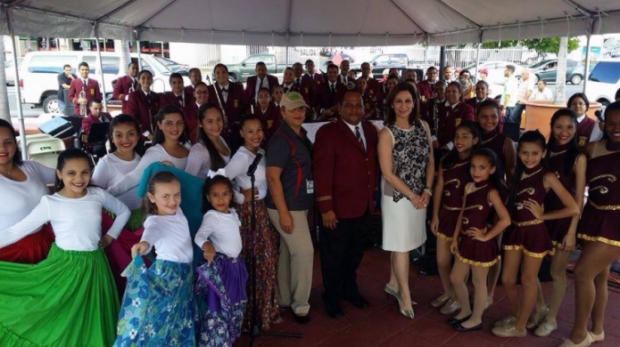 MILES DE TURISTAS DE CRUCEROS AL SON DE LA CENTENARIA BANDA DE HUMACAO