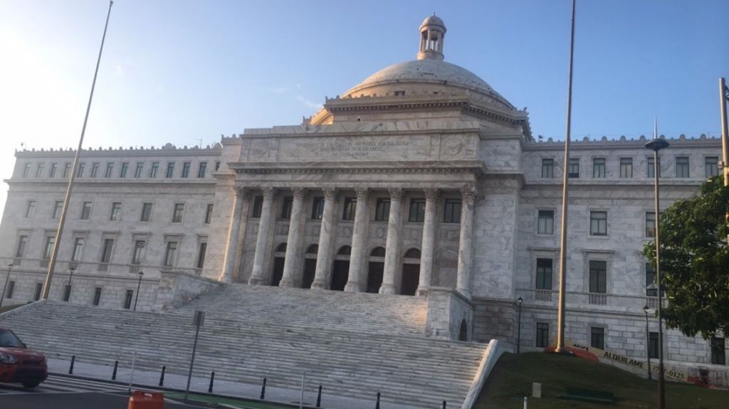  Bhatia propone pago del seguro social en vez de aumentarle el salario a los maestros 