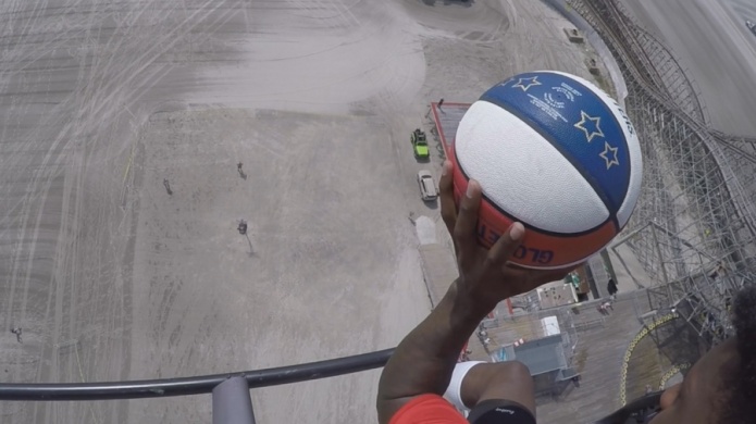 Video: Los Trotamundos anotan una canasta desde un helicÃ³ptero a 64 metros de altura