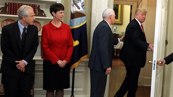 Trump sale de ceremonia de Ã³rdenes ejecutivas... sin firmarlas