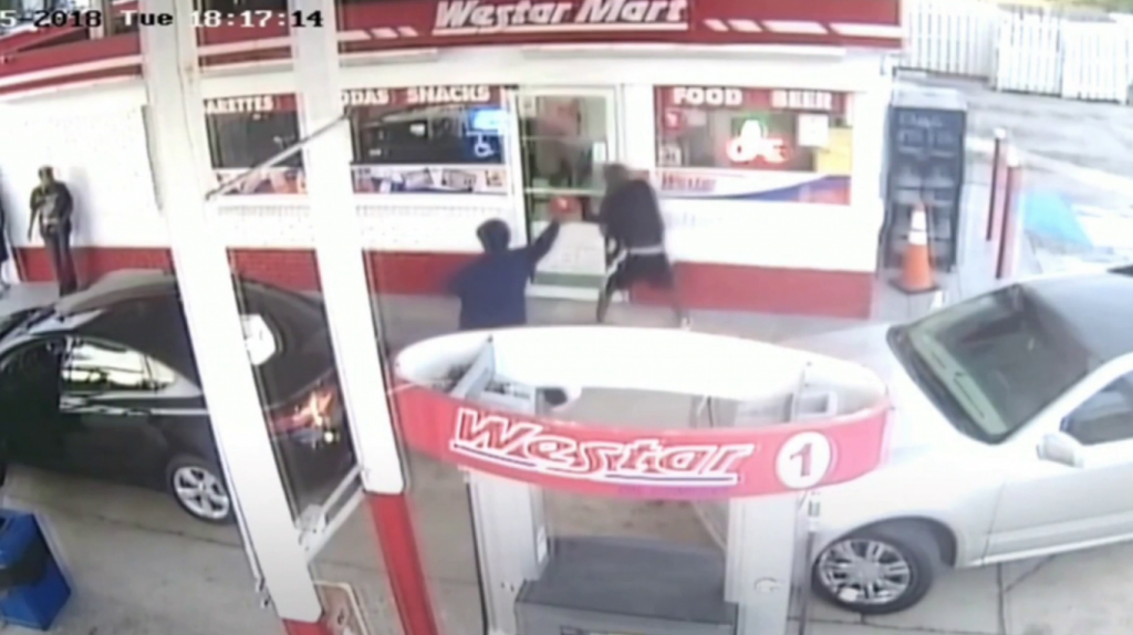 Revelan video del momento que hombre es baleado en una gasolinera de Florida 