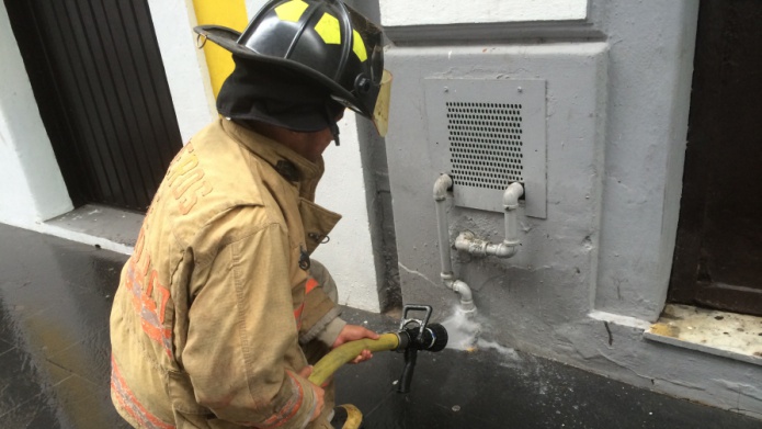 ROTURA EN LINEA DE GAS DEJA SIN SERVICIO VARIOS COMERCIOS Y RESIDENCIAS DEL VIEJO SAN JUAN