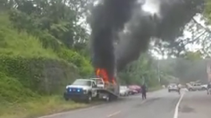 Video: VehÃ­culo se incendia encima de la grÃºa de la policÃ­a en Coamo 