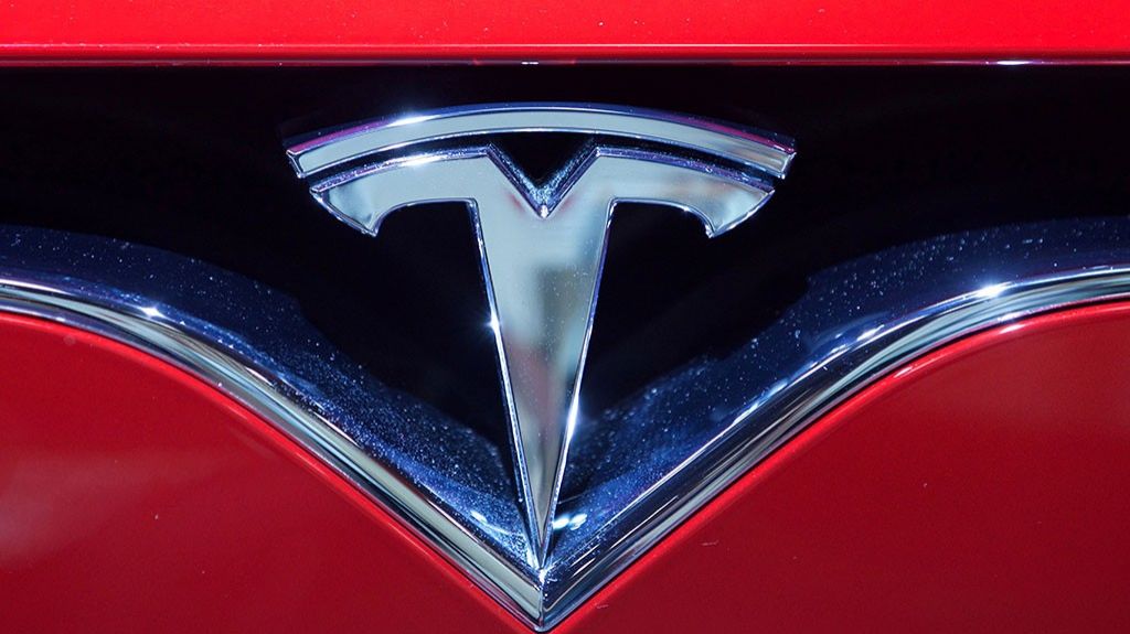 Las acciones de Tesla caen tras renunciar su director financiero 