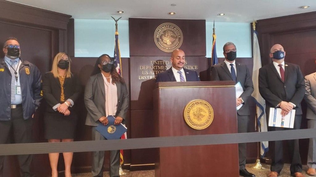  FBI arresta a dos alcaldes por corrupci&oacute;n p&uacute;blica 